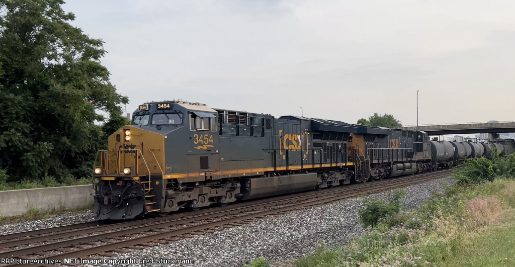 CSX 3454 leads M369.